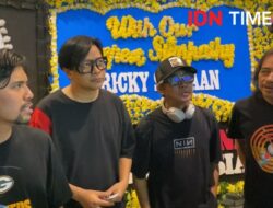 Gigi Tunjukkan Rasa Hormat Terakhir, Tempel Stiker di Peti Mati Ricky Siahaan