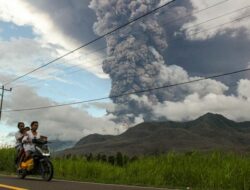Gunung Lewotobi Laki-laki Erupsi 110 Kali Dalam Seminggu