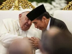 Misi Prabowo: Jokowi Hadiri Pemakaman Paus, Penjelasan Muzani Terungkap