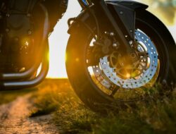 Misteri Ukuran Ban Depan Motor yang Lebih Mungil Dibanding Belakang: Penjelasannya di Sini