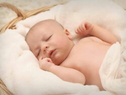 Mitos atau Fakta: Air Kelapa untuk Kulit Bayi yang Sehat dan Bersih?