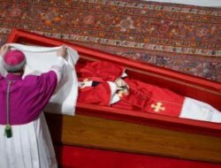 Peti Jenazah Paus Fransiskus Tertutup: Misteri Terakhir Sang Pemimpin Gereja Katolik