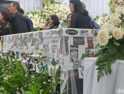 Peti Jenazah Ricky Serigala: Hobi Musiknya Terukir Hingga Alam Kubur