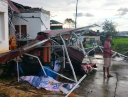 Puting Beliung Tapanuli Utara: Puluhan Rumah Rusak, Jalan Tertimbun Longsor
