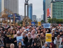 Ribuan Warga Cantik Berkebaya Meriahkan CFD Bundaran HI Hari Kartini