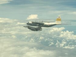 TNI AU Paksa Pendaratan Darurat Jet Asing: Latihan Pertahanan Udara Sukses
